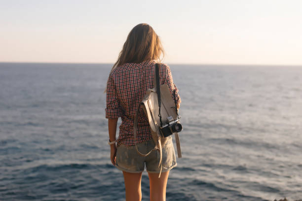 denize bakan fotoğrafçı kız. Arkadan çekim