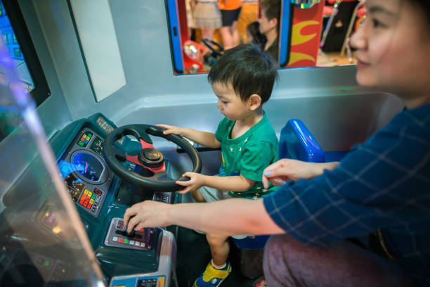 Çocuk annesi ile video oyunu oynarken, Şangay, Çin, 8 Temmuz 2017
