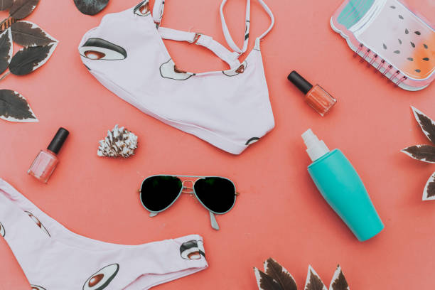 Bayan yaz bikini mayo aksesuarları şapka, yeşil dallar, kolye ve güneş gözlüğü ile beyaz üzerinde kolaj. düz dizilmiş, en iyi görünüm.