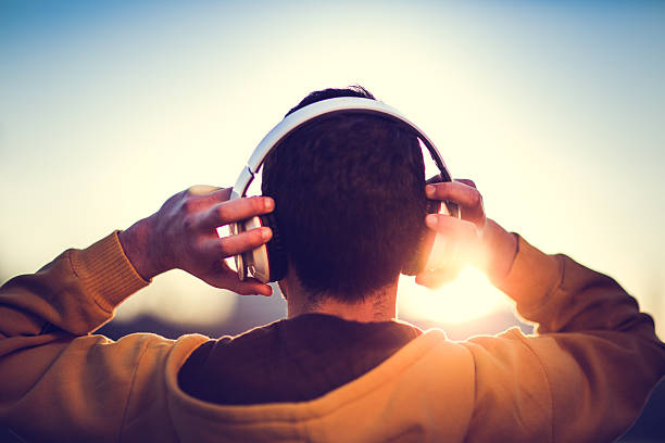 Kulaklık ile müzik dinleyen erkek