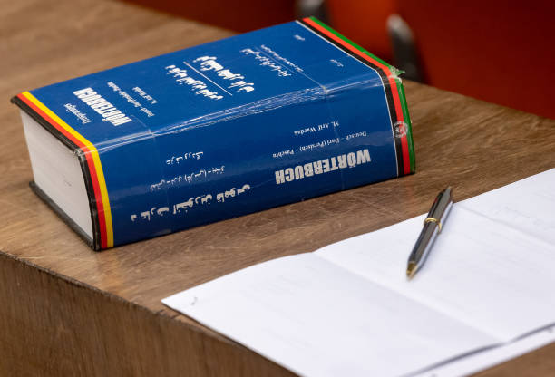 Masanın üzerinde duran Acemce - Almanca sözlük