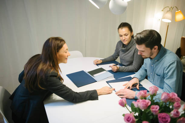 Bir dijital medya ajansında üç kişi masada toplantı yapıyor. Masanın üzerindeki notları inceliyorlar. 