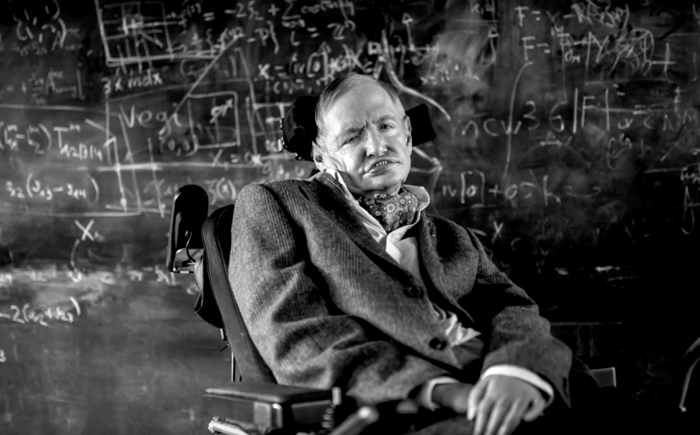 Stephen Hawking matematik formülleri yazılı bir tahtanın önünde