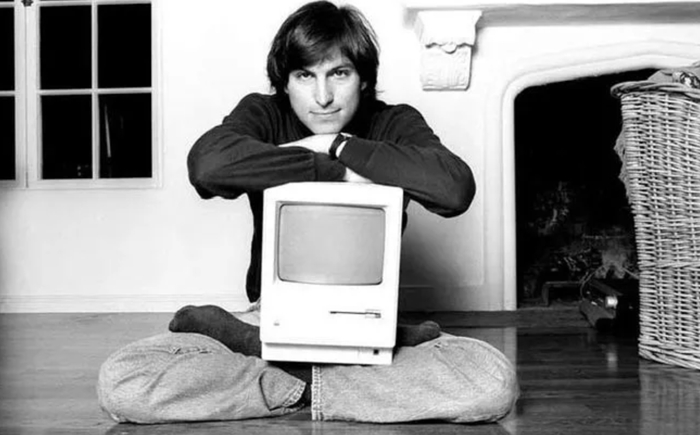 Steve Jobs ilk model Apple bilgisayarı kucağında tutuyor