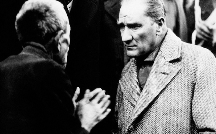 Mustafa Kemal bir köylüyü dinlerken