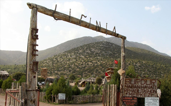 Lisinia Doğal Yaşam Köyü giriş kapısı