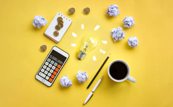 Finansal planlama ve para biriktirmek için beyin fırtınası yapılan bir masanın üzeri