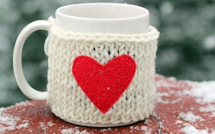 Kalp resmi baskılı fincanda sıcak kahve