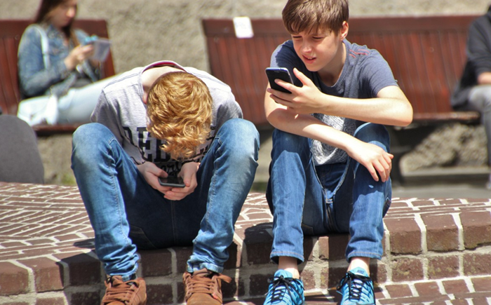 Akıllı telefonları ile sokakta gençler
