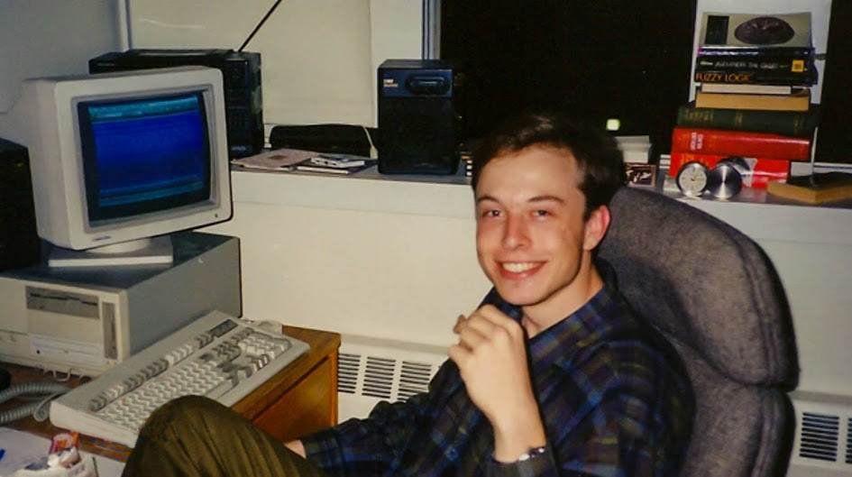 Genç Elon Musk bilgisayar başında