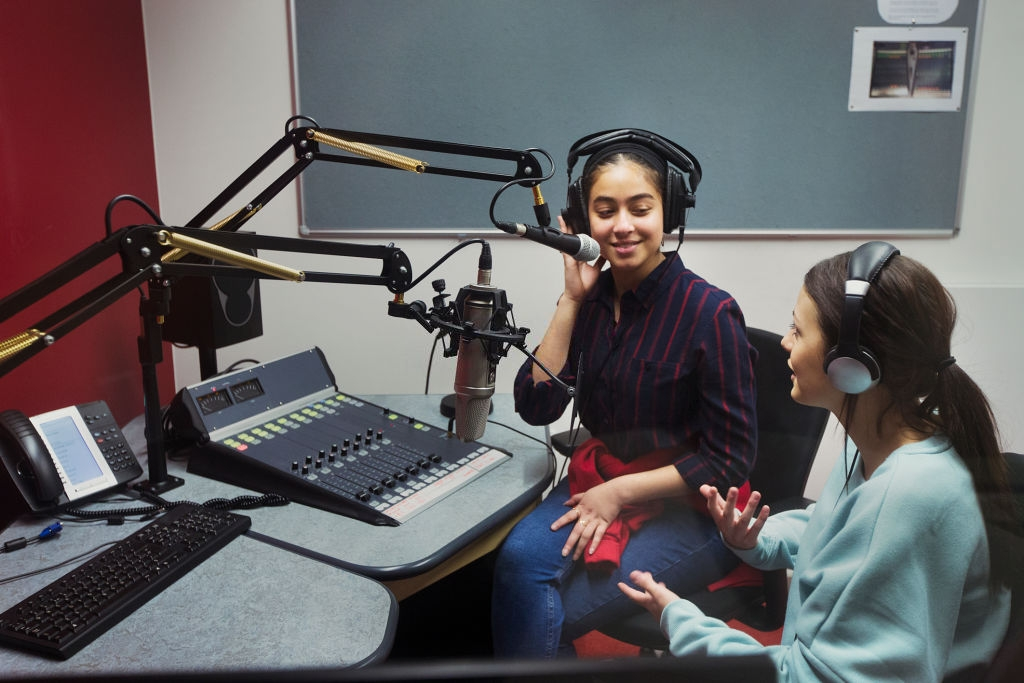 Radyo yayını yapan iki genç kadın.